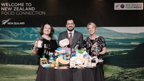 뉴질랜드 무역산업 진흥청 라이언 프리어 상무참사관이 30일 오전 서울 소공동 플라자 호텔에서 열린 ‘뉴질랜드 푸드 커넥션 2017’에서 뉴질랜드 식음료 기업의 관계자들과 함께 뉴질랜드 대표 식음료 제품을 선보이고 있다