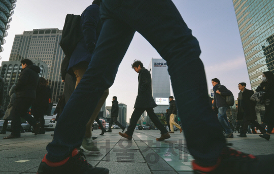 제3회 대한상의 기업사진 공모전 대상 수상작인 ‘긴 휴가가 끝난 아침 출근길’