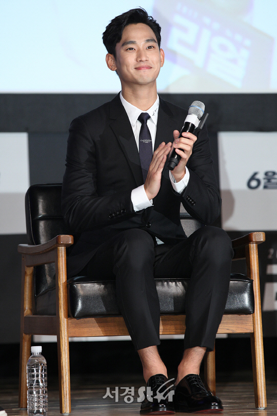 배우 김수현이 31일 오후 서울 종로구 명륜동 성균관대 새천년홀에서 열린 영화 ‘리얼’ 쇼케이스에 참석했다.