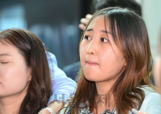 최순실의 딸 정유라씨가 31일 인천국제공항으로 입국, 검찰에 체포된 채 계류장에서 취재진들로부터 질문을 받고 있다./영종도=이호재기자