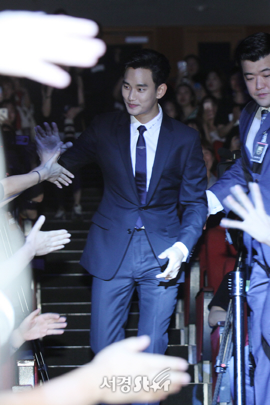 배우 김수현이 31일 오후 서울 종로구 명륜동 성균관대 새천년홀에서 열린 영화 ‘리얼’ 쇼케이스에 참석했다.