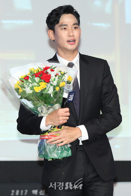 배우 김수현이 31일 오후 서울 종로구 명륜동 성균관대 새천년홀에서 열린 영화 ‘리얼’ 쇼케이스에 참석해 포토타임을 갖고 있다.