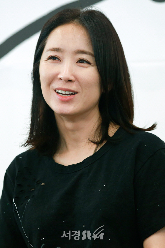 배우 윤유선이 31일 오후 서울 강남구 한 연습실에서 열린 연극 ‘그와 그녀의 목요일’ 연습실 공개 행사에 참석해 소개를 하고 있다.