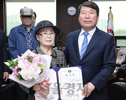 경기도 구리시 81세의 김금녀 할머니가 평생 모은 1,000만원을 장학금으로 사용토록 구리 시민장학회에 기탁한 후 기념사진을 찍고 있다.