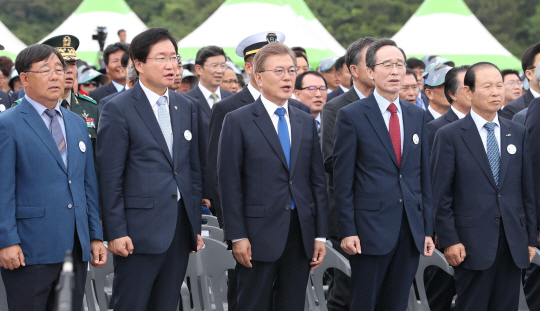 문재인 대통령이 31일 전북 군산시 새만금에서 열린 바다의 날 행사에 참석해 주요 참석자들과 애국가를 부르고 있다. /전북=연합뉴스