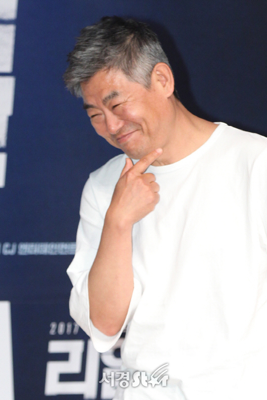 배우 성동일이 31일 오후 서울 종로구 명륜동 성균관대 새천년홀에서 열린 영화 ‘리얼’ 쇼케이스에 참석해 포토타임을 갖고 있다.