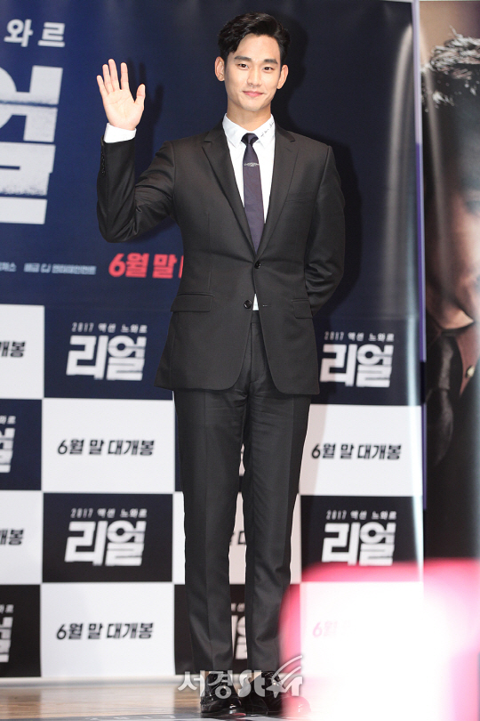 배우 김수현이 31일 오후 서울 종로구 명륜동 성균관대 새천년홀에서 열린 영화 ‘리얼’ 쇼케이스에 참석해 포토타임을 갖고 있다.