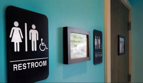 미국의 한 트랜스젠더(성 전환)가 성 정체성에 맞는 화장실 사용을 제한하지 말라며 낸 소송에서 승소했다./연합뉴스