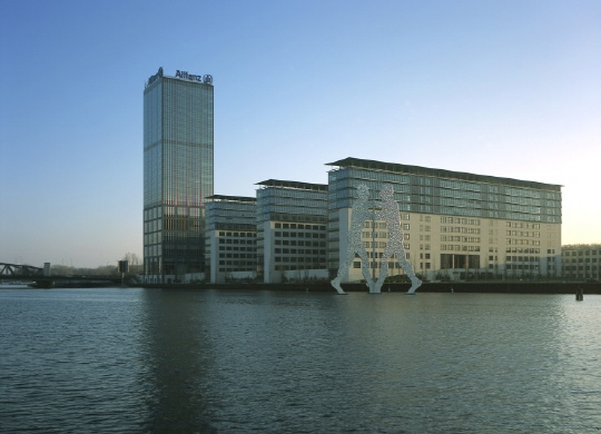 독일 베를린에 위치한 지상 5층 3개 동, 총 6만2,213㎡ 규모의 알리안츠 사옥 전경.