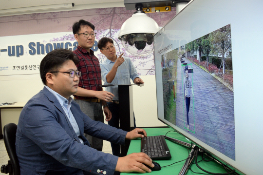ETRI 연구진이 야외 CCTV를 이용해서 특정인을 연속 추적하는 기술을 시연하고 있다. (왼쪽부터) 임경수 선임연구원, 오선호 연구원, 최범석 책임연구원./사진제공=ETRI