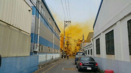 1일 오전 7시 52분께 부산 사상구 덕포동의 한 폐수처리업체에서 이산화질소가 누출돼 185명이 대피했다./사진제공=부산경찰청