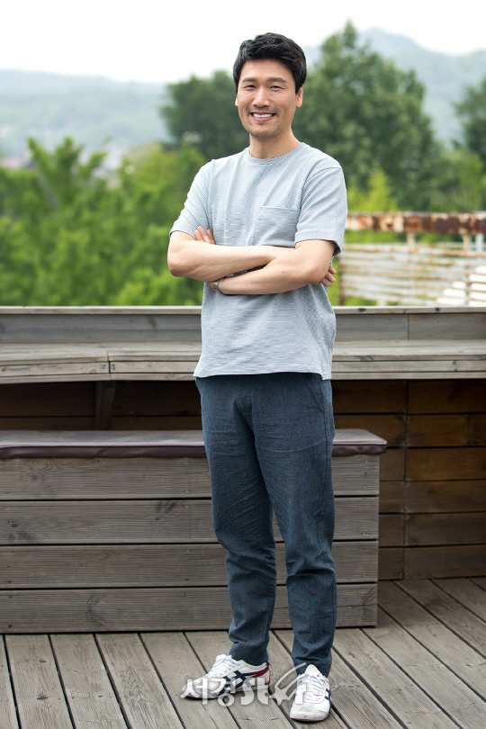 배우 성기윤이 1일 오후 서울 영등포구 당산동에서 스경스타와의 인터뷰에 앞서 포즈를 취하고 있다.