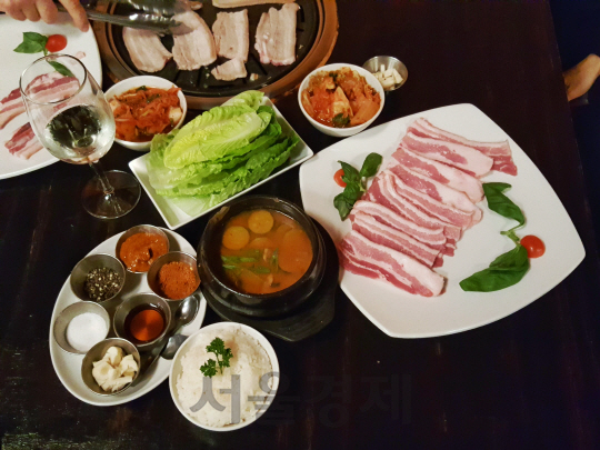 갈비세트를 시키면 삼겹살은 물론, 공깃밥과 된장찌개부터 각종 야채와 소스까지 한 번에 맛볼 수 있다. 단, 한국인의 입맛에는 어딘가 부족한 느낌이 든다.