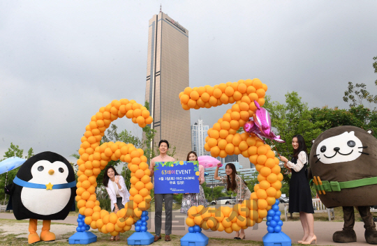 1일 서울 여의도 63빌딩 인근 한강공원에서 한화 63스퀘어 관계자들이 다가오는 63데이를 맞아 아쿠아플라넷 대표 캐릭터들과 퍼포먼스를 펼치고 있다. 63스퀘어는 오는 3일 63데이를 기념해 당일 오후 6시부터 한화아쿠아플라넷63과 63ART의 야간 무료 입장 혜택을 제공한다./권욱기자ukkwon@sedaily.com