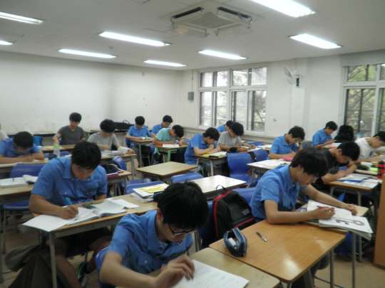 서울 경복고등학교 자기주도학습실에서 학생들이 개별 학습에 열중하고 있다.  /사진제공=경복고