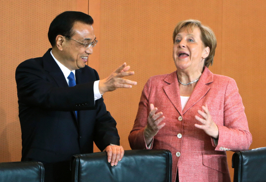 리커창(왼쪽) 중국 총리가 5월31일(현지시간) 독일 베를린 총리공관에서 앙겔라 메르켈 독일 총리와 만나 농담을 나누며 박장대소하고 있다. 메르켈 총리는 도널드 트럼프 미국 대통령을 만났을 때와 달리 시종일관 밝은 표정으로 회담에 임하며 중국과의 현안 공조를 약속했다.  /베를린=AFP연합뉴스