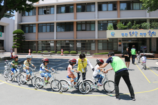 어린이들이 자전거 타는 법을 배우고 있다. 어릴 때부터 안전교육을 강화해야 한다는 취지로 ‘국민안전교육진흥기본법’이 지난달 30일부터 시행됐다.  /최수문기자