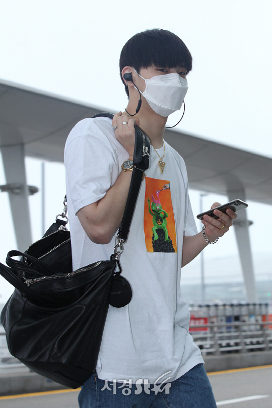 갓세븐 멤버 JB가 1일 오전 인천 중구 운서동 인천국제공항을 통해 해외 일정 참석차 태국 방콕으로 출국하고 있다.