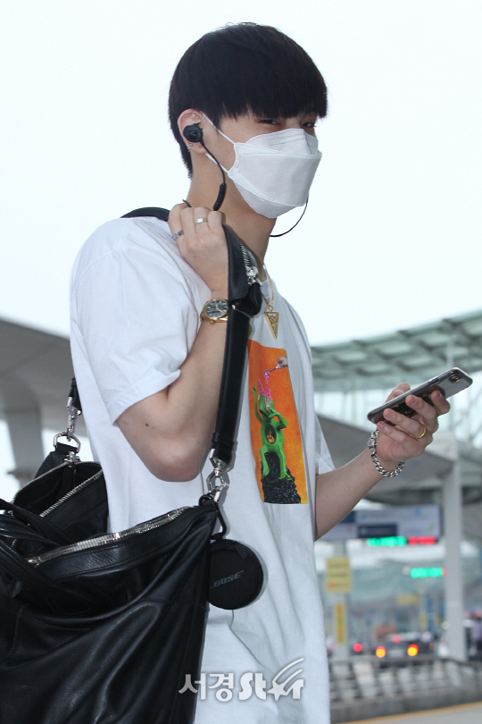 갓세븐 멤버 JB가 1일 오전 인천 중구 운서동 인천국제공항을 통해 해외 일정 참석차 태국 방콕으로 출국하고 있다.