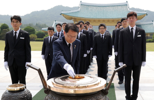 천홍욱(사진 앞줄 왼쪽에서 두번째) 관세청장이 국립대전현충원을 방문해 분향하고 있다. 사진제공=관세청