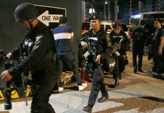 2일 총격과 폭발이 발생한 필리핀 리조트 월드 마닐라로 경찰 특공대원들이 들어가고 있다. /AP연합뉴스,