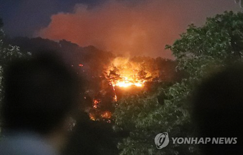1일 밤 서울 노원구 상계동 수락산에 발생한 대형산불/연합뉴스