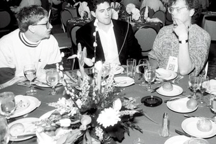 1992년 델이 선 마이크로시스템즈의 빌 조이, 마이크로소프트의 빌 게이츠와 함께 한 모습