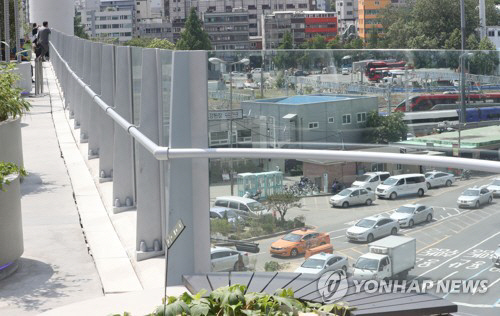 서울로 7017 1.4m 투명벽 안전 논란/연합뉴스