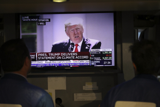 1일(현지시간) 미국 뉴욕주식거래소(NYSE)에서 주식 트레이더들이 도널드 트럼프 대통령이 파리 기후변화협정을 탈퇴하겠다고 발표하는 모습을 TV화면으로 지켜보고 있다./뉴욕=신화연합뉴스