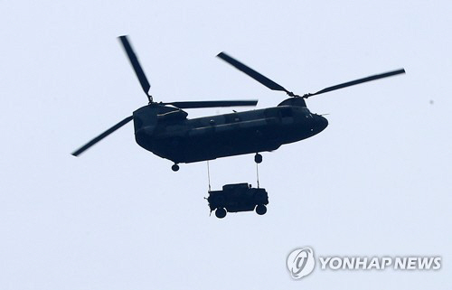 성주 상공 비행하는 미군 헬기, 발전기 가동에 필요한 기름을 공수하고 있다./연합뉴스