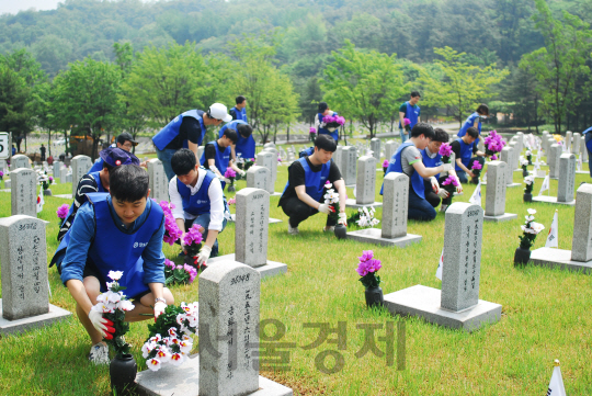 한진의 2017년 신입사원들이 지난 1일 서울 동작동 국립현충원에서 봉사활동을 벌이고 있다. /사진제공=한진