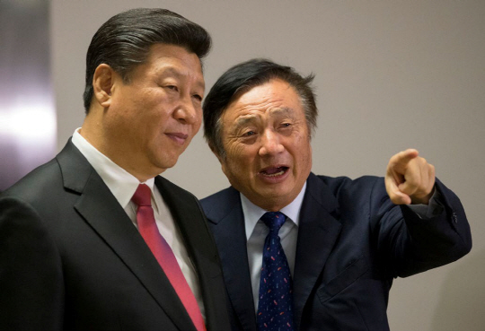 설립자 렌정페이(오른쪽)가 시진핑 주석에게 화웨이 런던 지사를 소개하고 있다.
