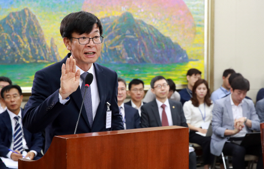 김상조 공정거래위원장 후보자가 2일 오전 국회 정무위원회에서 열린 인사청문회에서 선서하고 있다./연합뉴스