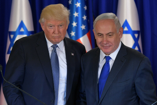 지난달 22일(현지시간) 이스라엘을 방문한 도널드 트럼프(왼쪽) 미국 대통령이 벤자민 네타냐후 이스라엘 총리와 함께 서 있다./이스라엘=AFP연합뉴스