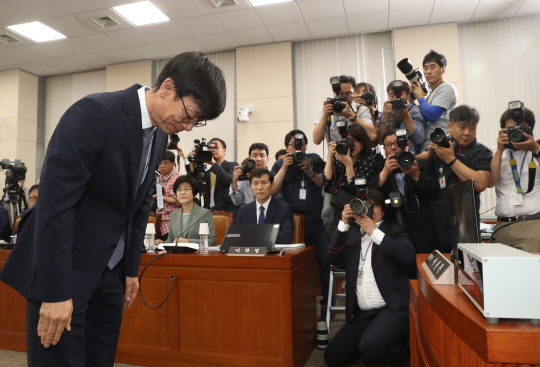 김상조 공정거래위원장 후보자가 2일 국회 정무위원회에서 열린 인사청문회에서 청문회 시작에 앞서 인사하고 있다. /연합뉴스