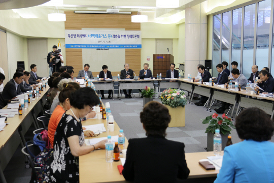 1일 오후 부산항만공사 사옥에서 공사와 시민단체 등이 참여한 가운데 부산항 미세먼지 감축을 위한 정책토론회가 열렸다./사진제공=부산항만공사