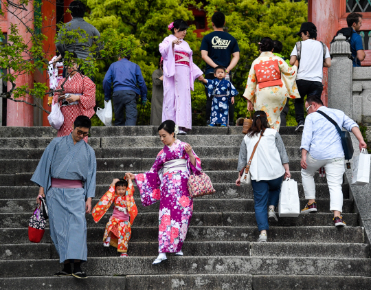 일본 전통의상인 기모노를 입은 한  가족이 교도 동쪽에 위치한 기요미주데라 절에 방문해 걷고 있다. /교도=타스연합뉴스