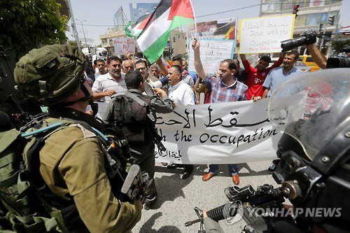 이스라엘 군인과 팔레스타인 민간인들. / EPA=연합뉴스