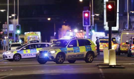 3일(현지시간) 영국 런던 시내 중심부의 ‘런던 브리지’에서 발생한 테러 현장 주변을 경찰차들이 에워싸고 있다. /런던=AP연합뉴스