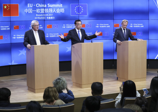 리커창(가운데) 중국 총리와 도널트 투스크(오른쪽) 유럽연합(EU) 정상회의 상임의장, 장클로드융커 EU 집행위원장이 2일(현지시간)벨기에 브뤼셀에서 공동 기자회견을 하고 있다./브리셀=신화연합뉴스