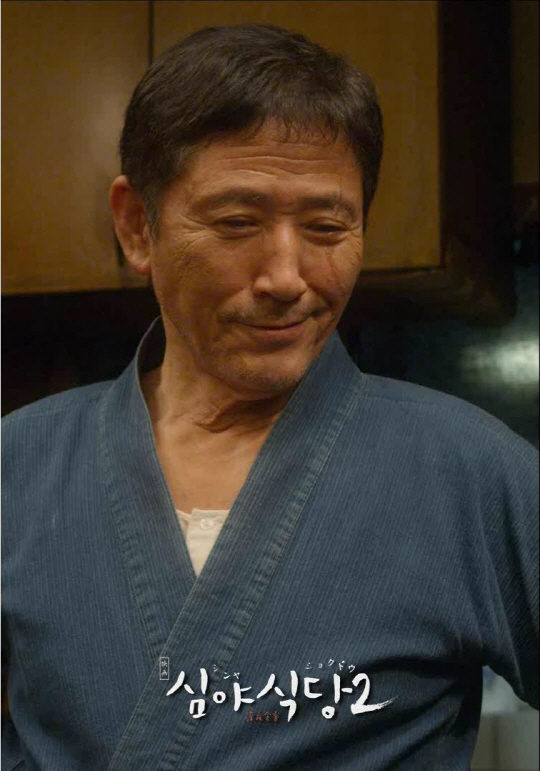 배우 코바야시 카오루는 도시 뒷골목에 고즈넉이 위치한 ‘심야식당’의 주인이자 상징과도 같은 인물 ‘마스터’로 9년간 관객과 만나고 있다./사진=㈜엔케이컨텐츠 ㈜디스테이션