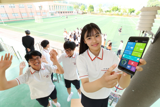 한국외식고등학교 학생들이 교내에 설치된 KT의 ‘스마트 공기질 관리 솔루션’ 서비스를 소개하고 있다. /사진제공=KT