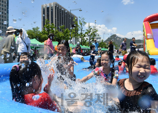 서울의 낮기온이 28도까지 오르는 등 뜨거운 초여름 날씨를 보인 4일 오후 서울 세종대로 보행자거리에 설치된 풀장에서 어린이들이 물놀이를 하며 더위를 식히고 있다./권욱기자ukkwon@sedaily.com
