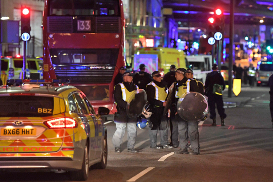 3일(현지시간) 영국 런던 시내 중심부의 ‘런던 브리지’에서 발생한 테러 현장 주변을 경찰들이 순찰하고 있다. /런던=AFP연합뉴스