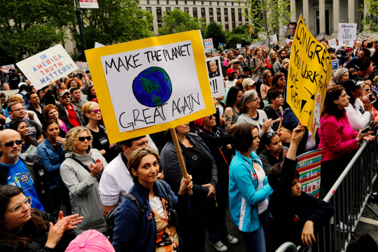 도널드 트럼프 미국 대통령의 파리 기후변화협정 탈퇴에 반대하는 시민들이 3일(현지시간) 뉴욕에서 “지구를 다시 위대하게” 등의 문구를 적은 피켓을 들고 항의 집회를 벌이고 있다. /뉴욕=AFP연합뉴스