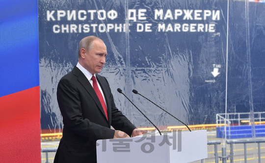 지난 3일(현지시간) 러시아 상트페테르부르크에서 열린 세계 최초 쇄빙LNG선 명명식에서 블라디미르 푸틴 대통령이 기념사를 낭독하고 있다. /사진제공=대우조선해양