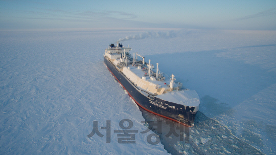 대우조선 '세계 첫 쇄빙 LNG선' 명명식...푸틴 참석