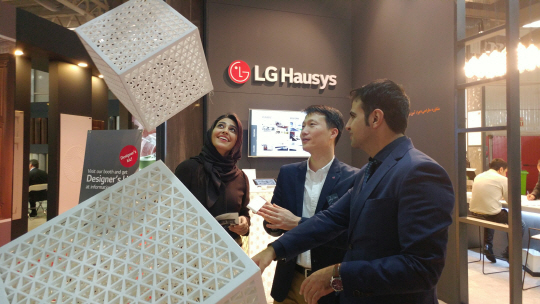 지난 2월 이란 테헤란에서 열린 건축자재 전시회 ‘2017 이란 우드엑스포’에서 전시관을 찾은 이란 현지 업계 관계자들이 LG하우시스의 인조대리석 제품 ‘하이막스’에 대한 설명을 듣고 있다. /사진제공=LG하우시스