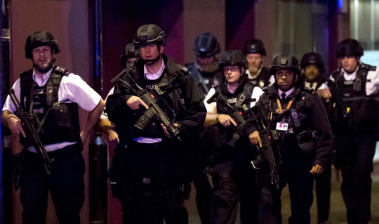 3일(현지시간) 영국 런던 시내 중심부의 ‘런던 브리지’에서 발생한 테러 현장 주변을 경찰특공대가 순찰하고 있다. /런던=EPA연합뉴스