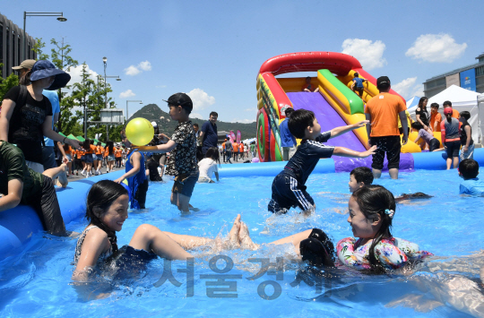 서울의 낮기온이 28도까지 오르는 등 뜨거운 초여름 날씨를 보인 4일 오후 서울 세종대로 보행자거리에 설치된 풀장에서 어린이들이 물놀이를 하며 더위를 식히고 있다./권욱기자ukkwon@sedaily.com